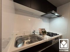 調理に手間がかかりがちな肉や魚を、短時間でサッと焼き上げることができるグリル付き。換気効率が高くお手入れしやすいスリム型のレンジフードも完備。スッキリとしたスタイリッシュなデザインも魅力の一つです。