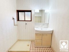 収納付きでスッキリお使い頂ける3面鏡の洗面台です。洗面ボウルが広めなので、忙しい朝でも身支度がしやすく時短になります。