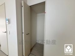 リビングにも収納スペースがあり、住空間を広々お使いいただけます。日用品のストックなどもすっきり片付きます。