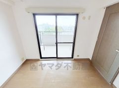 バルコニーにつながるお部屋で、通風・陽当たり良好。