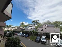 広々とした駐車スペースで、ストレスのない駐車を実現。日々の暮らしをより快適にサポートします。