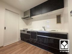 キッチンは空間を有効活用できる壁付けタイプ。使いやすさとデザイン性を両立。落ち着いたモノトーンテイストが魅力のシステムキッチンです。