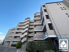 キッチンはカウンター付きの対面式。配膳や片付けがしやすく、お料理中でもお子様の様子が分かって安心です。