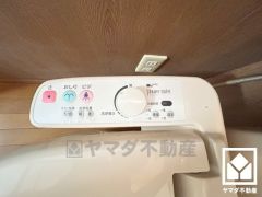 温水洗浄便座付きで、季節を問わずいつでも温かい便座をお使いいただけます。
