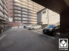 バイク置き場も完備しています。広々としており、使い勝手の良い設計です。（年額3000円～5000円）