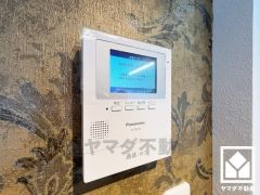 突然の来訪時でも安心なモニター付きインターホンを完備。お留守番中のお子様でも簡単に来訪者の確認ができます。