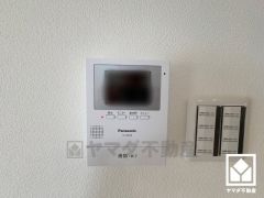 突然の来訪時でも安心なモニター付きインターホンを完備。お留守番中のお子様でも簡単に来訪者の確認ができます。