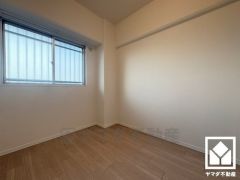 約4.2帖の洋室です。お子様のお部屋などにも丁度良い広さです。