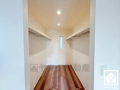 ウォークインクローゼットには照明や窓が設置されており、コーディネートがしやすい明るい空間になっています。