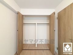 新たに家具を買わなくても良いので、ハンガーパイプ付きのクローゼットは嬉しいですね。奥行きがあるので、収納力も申し分ありません。