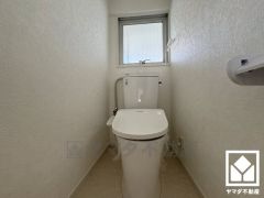 明るく清潔感溢れるトイレです。温水洗浄便座付きで、季節を問わずいつでも温かい便座をお使いいただけます。