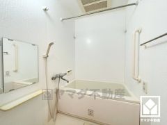 1日の疲れを癒す浴室でゆったりリフレッシュ。清潔感あふれる空間で、毎日のバスタイムをより快適に。