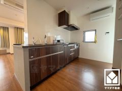 キッチンは空間を有効活用できる壁付けタイプ。窓がございますので、昼間は手元が明るく、お料理がはかどります。