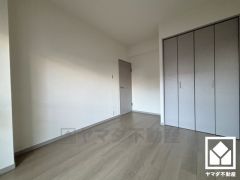 約5.5帖の洋室です。全居室にクローゼットがございますので、お部屋の広さを最大限に活用できます。