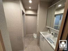 収納付きでスッキリお使い頂ける3面鏡の洗面台です。縦に2本配置されたLED照明が顔全体を明るく均等に照らしてくれるので、スキンケアやメイクがしやすくなります。