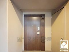 シンプルで洗練された玄関デザイン。帰るたびにホッとできる、心地よい住まいの入り口。