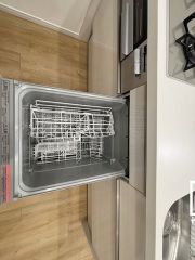 毎日の家事の負担を軽減でき、水道代の節約にもなる食器洗乾燥機付き。