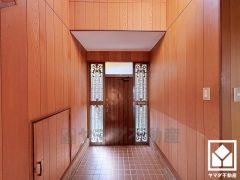 欄間や袖の窓から光が差し込み、外出時にも帰宅時にも、明るい気持ちになれる玄関です。