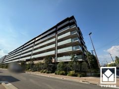 収納力豊富なウォークインクローゼット付き。お洋服はもちろん、スーツケースなどの大物もしっかり収納できます。