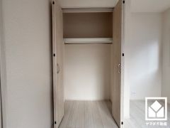 新たに家具を買わなくても良いので、ハンガーパイプ付きのクローゼットは嬉しいですね。