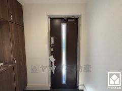 ドアの窓から光が差し込み、外出時にも帰宅時にも、明るい気持ちになれる玄関です。シューズボックスも完備しており、家族の靴もしっかり収納できるので玄関がいつも片付き、気持ちよくお客様を迎えられます。