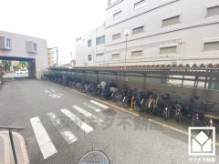 屋根付きなので、雨や風、直射日光から自転車を守ることができます。