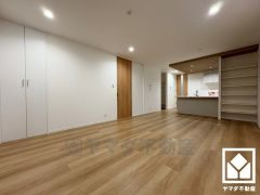 広々18.4帖のLDKが魅力。家族全員がリラックスできる、ゆったりとした快適リビングで温かい団らんの時間を。