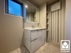 収納付きでスッキリお使い頂ける3面鏡の洗面台です。洗面ボウルが広めなので、忙しい朝でも身支度がしやすく時短になります。