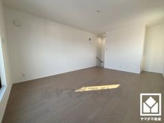 全室フローリングでお掃除ラクラクです。おしゃれなオープンクローゼットで、家具の配置もしやすいです。