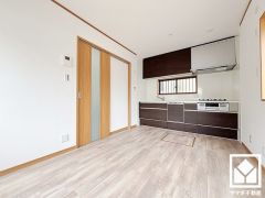 立地を生かしプライバシー・採光を確保した高台のリビングです。家族全員がリラックスできる、ゆったりとした快適リビングで温かい団らんの時間を。