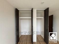 新たに家具を買わなくても良いので、ハンガーパイプ付きのクローゼットは嬉しいですね。お洋服はもちろん、スーツケースなどの大物もしっかり収納できます。