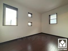 約6帖の2階洋室です。おしゃれなインテリアが映えるデザイン性の高い洋室で、リラックスしたひとときを過ごせます。