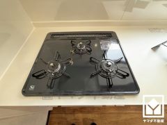 家族のごはん作りがはかどる。同時調理ができる3口コンロ付き。