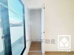 クローゼットは奥行きがあるので、収納力も申し分ありません。