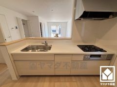 カウンターキッチンなので配膳や片付けがしやすく、お料理中でもお子様の様子が分かって安心です。キッチン横には窓がございますので、昼間は手元が明るく、お料理がはかどります。