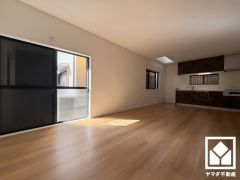 広々15帖のLDKが魅力。家族全員がリラックスできる、ゆったりとした快適リビングで温かい団らんの時間を。