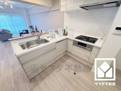 毎日の料理がもっとスムーズになる、便利な3口コンロ付き。調理に手間がかかりがちな肉や魚を、短時間でサッと焼き上げることができるグリルがございます。