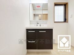 収納付きでスッキリお使い頂ける3面鏡の洗面台です。洗面ボウルが広めなので、忙しい朝でも身支度がしやすく時短になります。