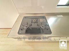 毎日の料理がもっとスムーズに。便利な3口コンロ付きキッチン。