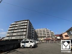 収納付きでスッキリお使い頂ける3面鏡の洗面台がございます。シャワー水栓付きなので、忙しい朝でも身支度がしやすく時短になります。