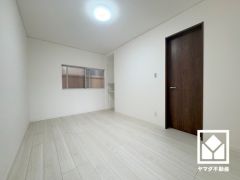 約7帖の1階洋室です。お子様のお部屋などにも丁度良い広さです。