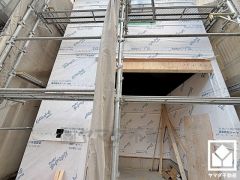 たっぷり収納できる約4.8帖の納戸付きだから、家の中をもっとスッキリ。2WAYの出入口が用意されており、約2.75帖と約2.05帖で分けてお使いいただくことも可能です。