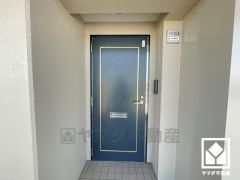 シンプルで洗練された玄関デザイン。帰るたびにホッとできる、心地よい住まいの入り口。