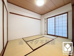 約6帖の和室です。バルコニーにつながるお部屋で、通風・陽当たり良好。