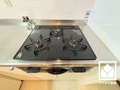 毎日の料理がもっとスムーズに。便利な3口コンロ付きキッチン