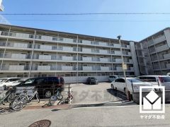 家族との時間も、自分だけの時間も心地よく過ごせる。シンプルで飽きのこない設計が、暮らしに余白をもたらします。この住宅は、日々の暮らしをそっと支えてくれます。