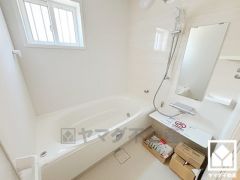 1日の疲れを癒す浴室でゆったりリフレッシュ。小窓が付いているので明るく、こもりがちな湿気もすぐ取り除くことができます。