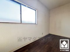 3階中央洋室です。全居室に窓がございます。明るい陽光がたっぷり差し込む心地よい生活空間です。
