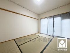 約6帖の和室です。全居室に窓がございます。明るい陽光がたっぷり差し込む心地よい生活空間です。