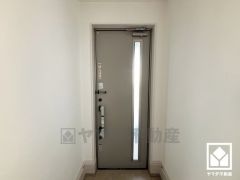 ドアのスリット窓から光が差し込み、外出時にも帰宅時にも、明るい気持ちになれる玄関です。